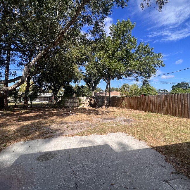 Building Photo - 2532 Stratford Dr