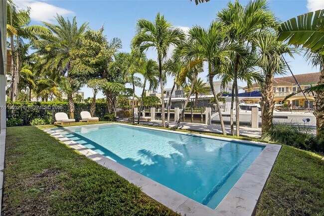 Building Photo - 620 Solar Isle Dr