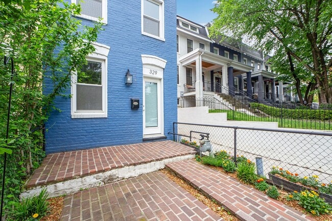 Building Photo - Available Now! 2 Bed / 1 Bath Rowhouse in ...