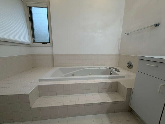 Building Photo - 1154 Bluebird Dr