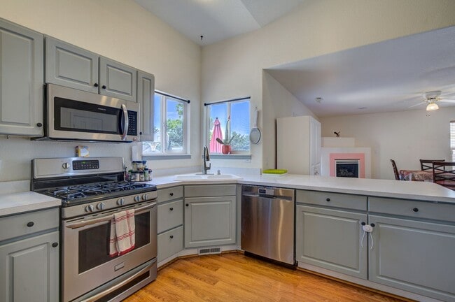 Building Photo - $2222 | 3BR/3BA | Pueblo West Gem!