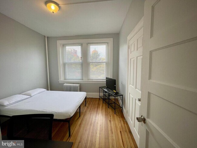 Building Photo - 307 Dolphin St