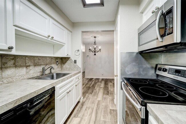 Building Photo - 1100 Augusta Dr