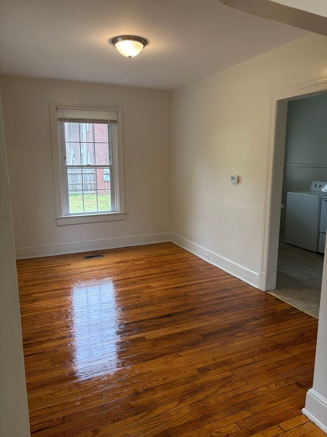 Building Photo - Spacious Townhouse Near Duke and Broad St / Fenced Yd