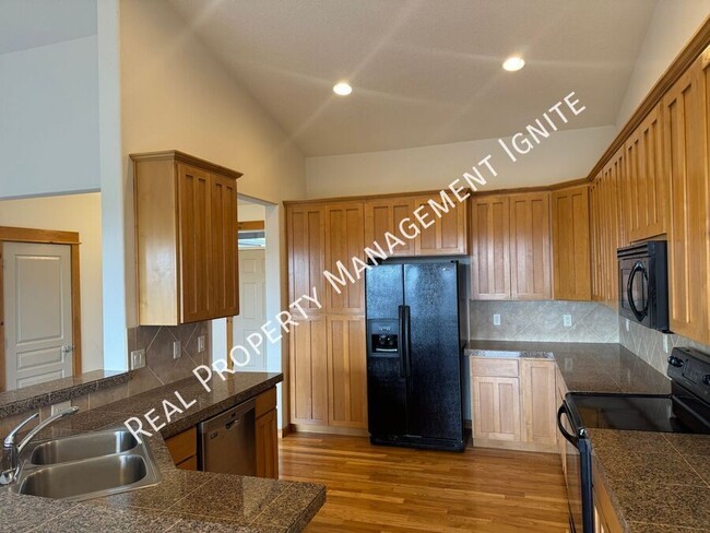 Building Photo - 3 Bedroom Home with Office-Huge Canyon Views