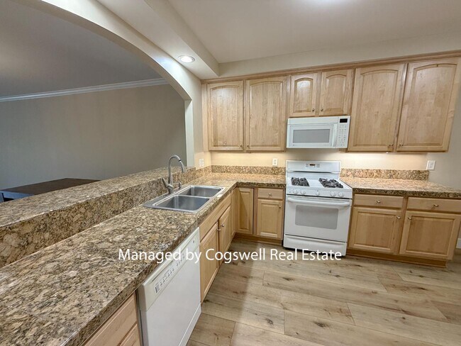 Building Photo - 5005 N Edgewood Dr