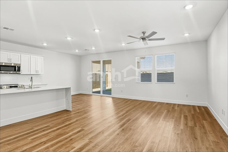 Building Photo - 8762 N Begonia Ct