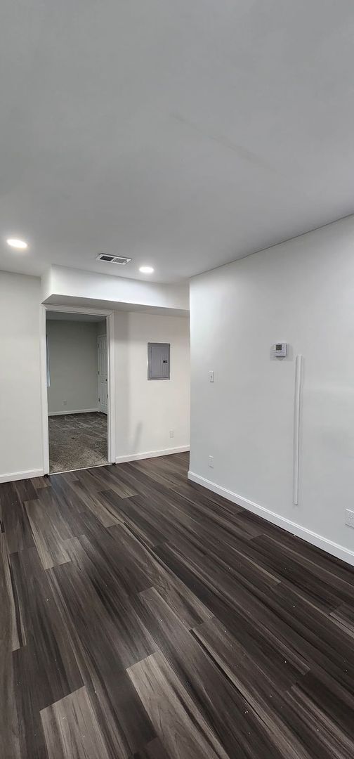 Building Photo - Newly Renovated 3-Bedroom Apartment in Pen...