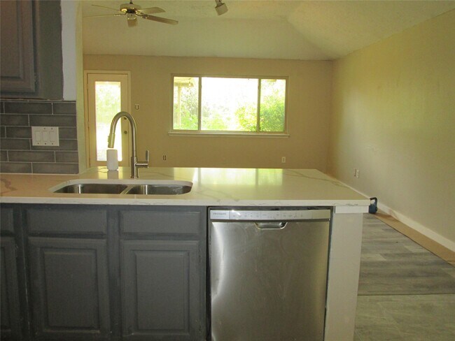 Building Photo - 2506 Portland Dr