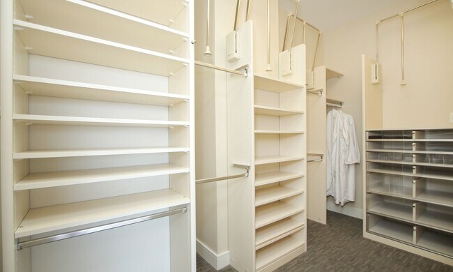 Building Photo - Exquisite Luxury high-rise 2 bedroom, 2bat...