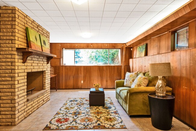 Building Photo - Spacious 3 Bed, 2.75 Bath Seward Park Home!