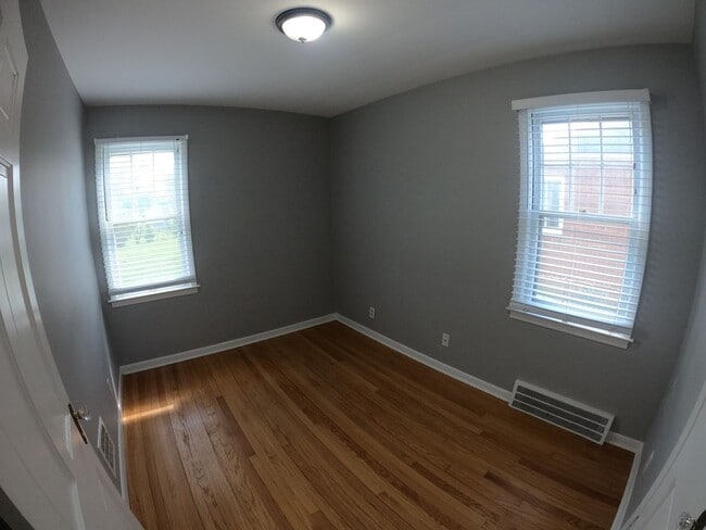Building Photo - 3 bed 2 bath Berkley bungalow with garage ...
