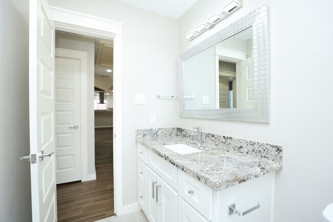 Building Photo - 2214 Holly Knoll St