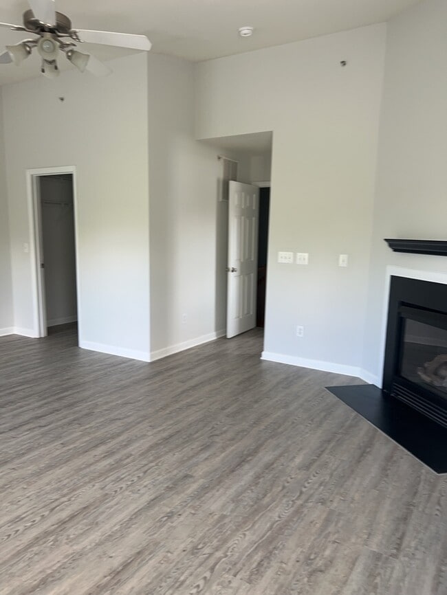 Building Photo - Ready for Now! Located in Raleigh. 3 Story...