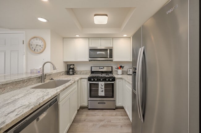 Building Photo - NEWLY REMODELED  FURNISHED BOTTOM FLOOR CONDO