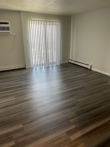 Building Photo - 633 S Dodge St