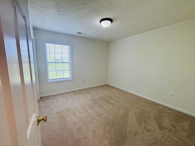 Building Photo - 3 Bedroom 2.5 Bath House