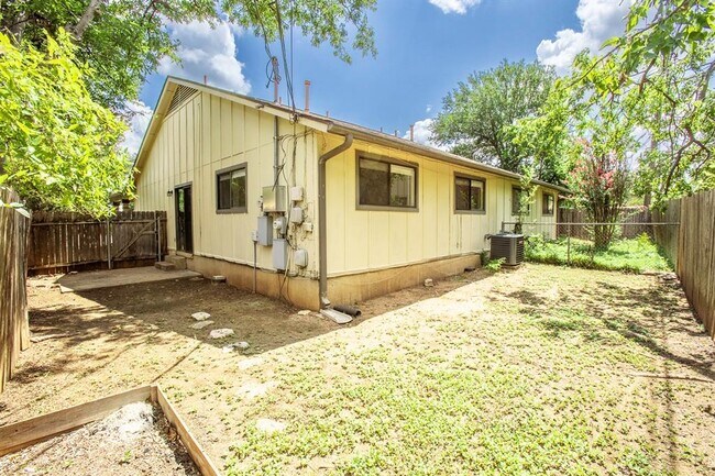Building Photo - 2409 Berkett Dr