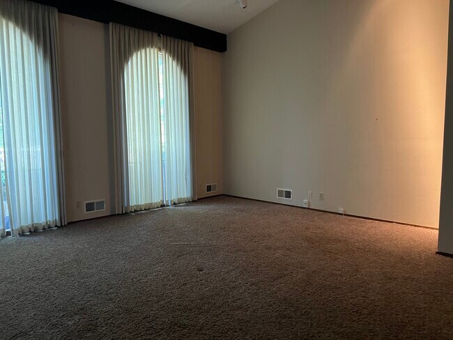 Building Photo - 15220 Marilyn Dr