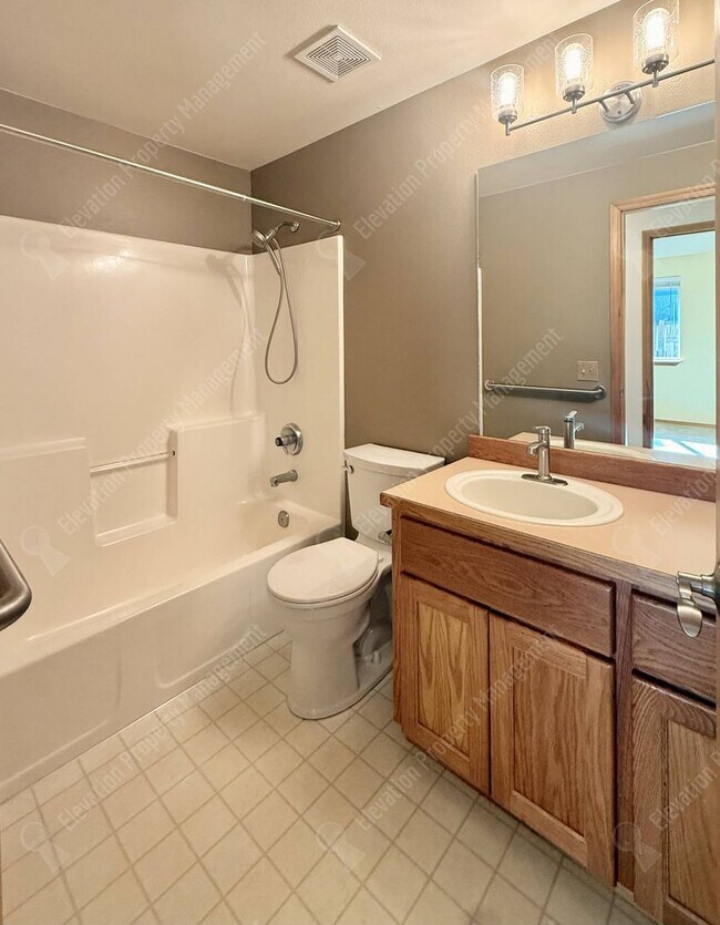 Building Photo - Single-Level Living in a Prime NE Bend Location