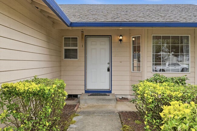 Building Photo - 313 S Nectarine St