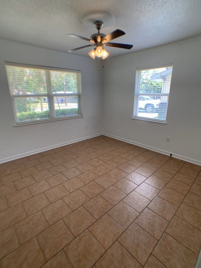 Building Photo - 707 N Lane Wells Dr