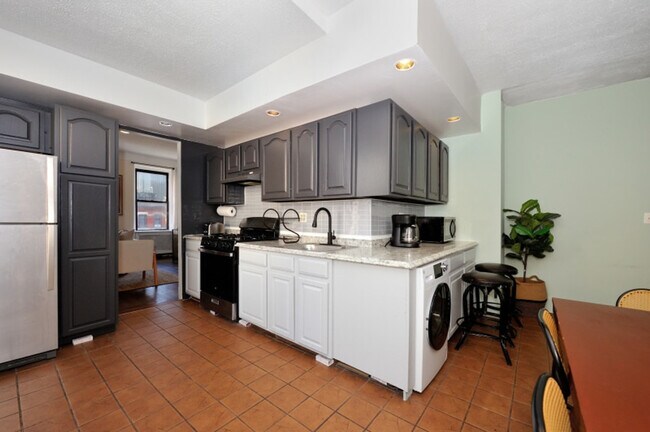 Building Photo - 400 W 47th St