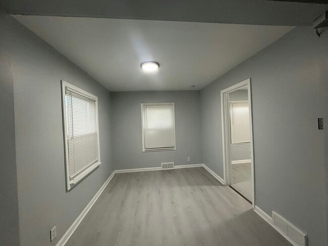 Building Photo - 3693 Somerset Ave