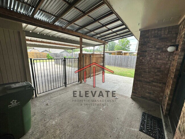 Building Photo - "Charming 3-Bedroom Townhouse Oasis with 2...