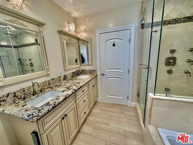 Building Photo - 128 S Swall Dr