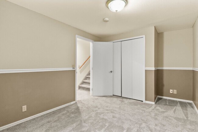 Building Photo - Stunning 5 Bedroom in School District 20