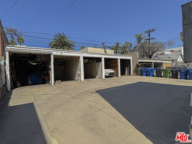 Building Photo - 733 N Ridgewood Pl