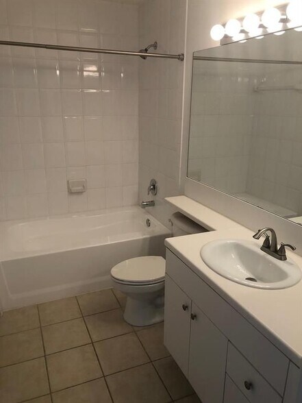 Building Photo - 616 Clearwater Park Rd