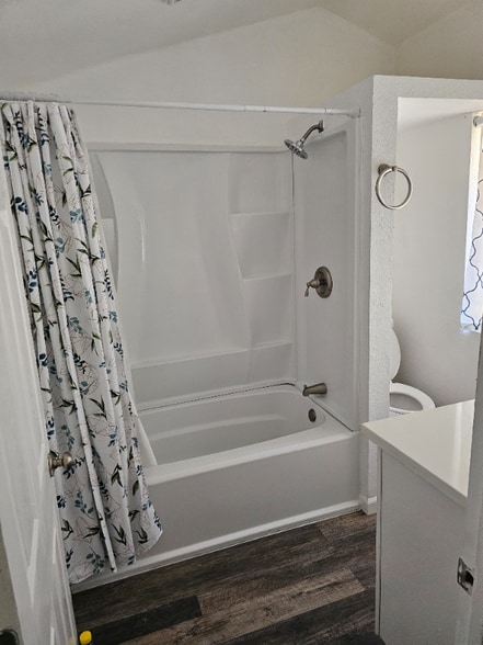 Building Photo - 8714 La Vine St