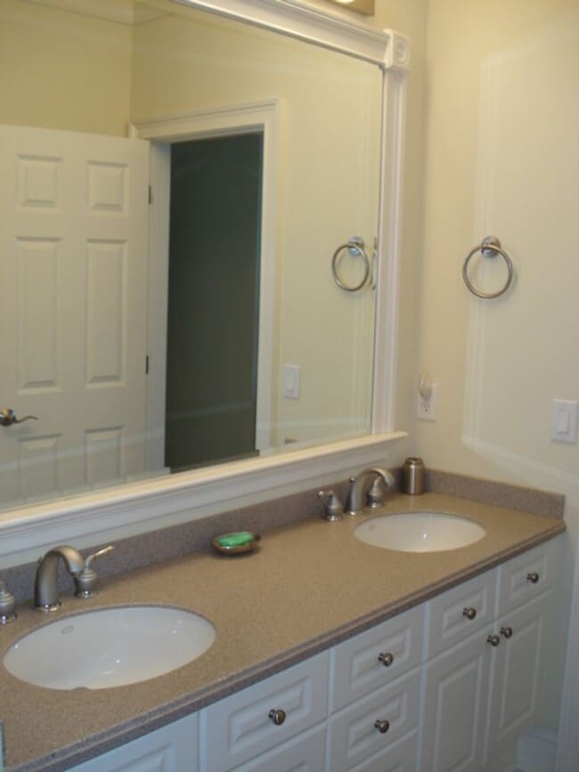 Building Photo - 4B Channel Ave