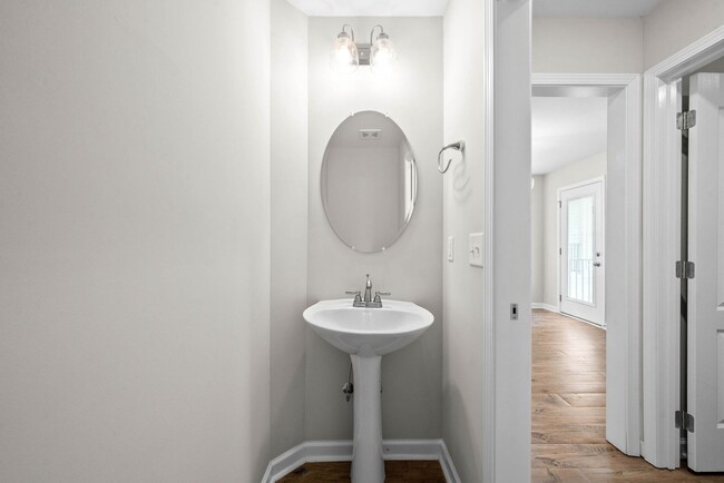 Building Photo - 3 Bedroom Home For Rent Near Historic Down...
