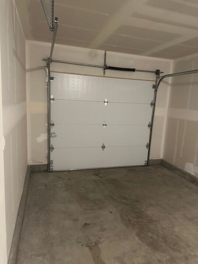 Building Photo - Available now! 3 bedroom ~ 2.5 Bathroom stylish home in Adair Village!