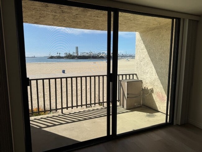 Building Photo - Steps from Alamitos Beach! Modern 1 bed 1 ...
