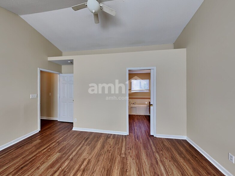Building Photo - 900 Suntree Dr