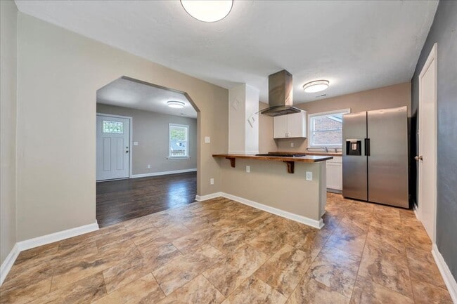 Building Photo - Updated 2 bedroom 1 bath with hardwood flo...