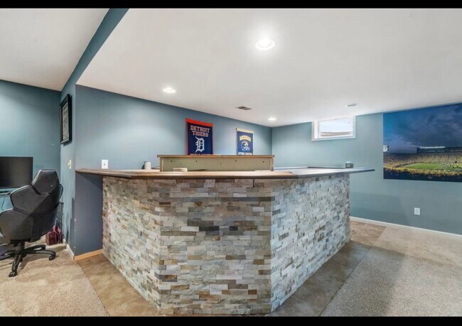 Building Photo - 7151 Bayview Rd