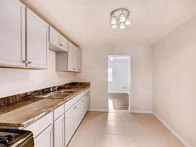 Building Photo - 2 Bed 1 Bath House Available Now