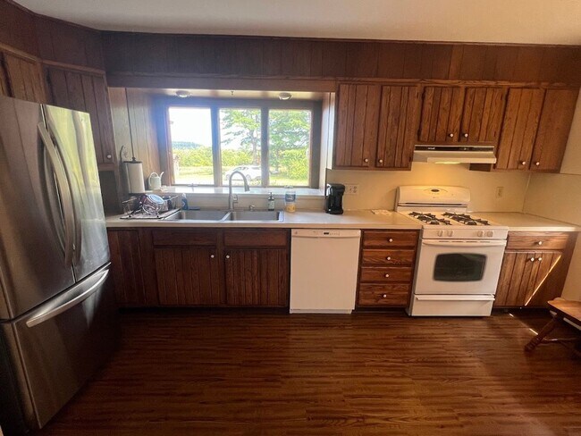 Building Photo - 3 Bedroom Home on 3 Acres