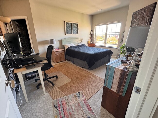 Building Photo - Comfortable Condo in Swan Creek