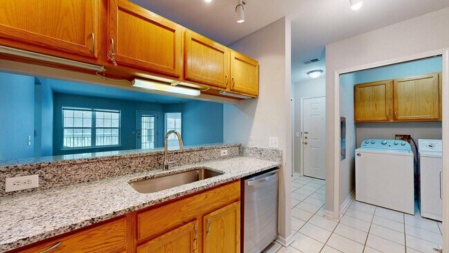 Building Photo - 2740 S Knightsbridge Cir