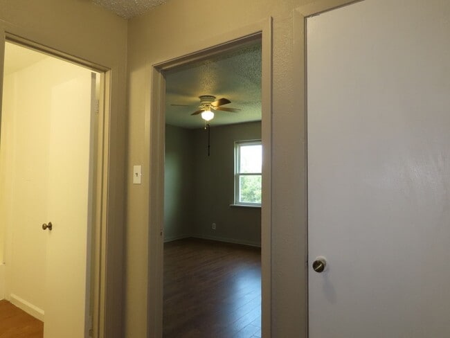 Building Photo - Quaint 2 Bedroom 1.5 Bath in a Country Set...