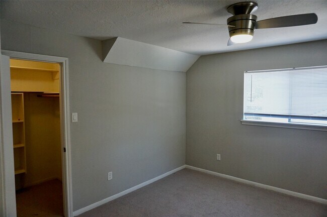 Building Photo - 1707 Valley Vista Dr