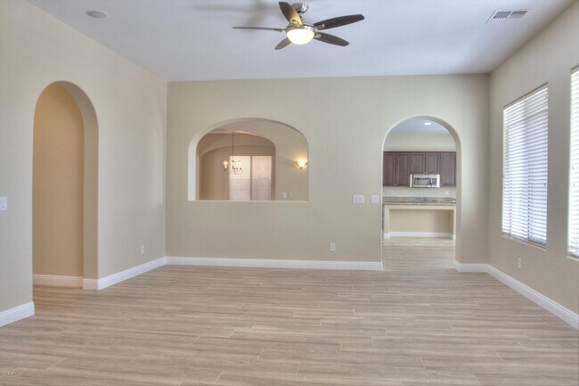Building Photo - 2413 E Park View Ln
