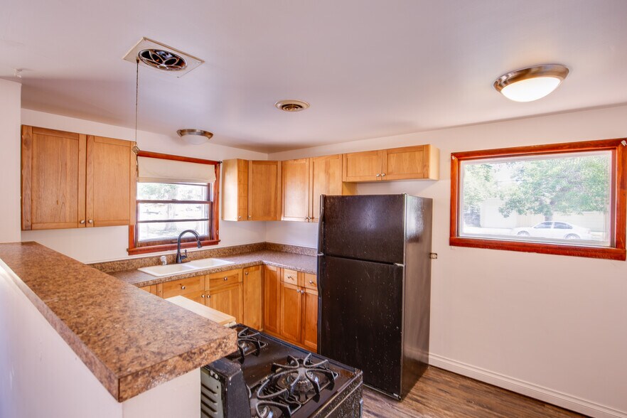 Kitchen - 519 E 6th St