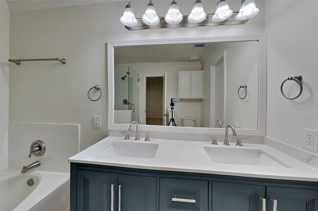 Building Photo - 32334 Summer Park Ln